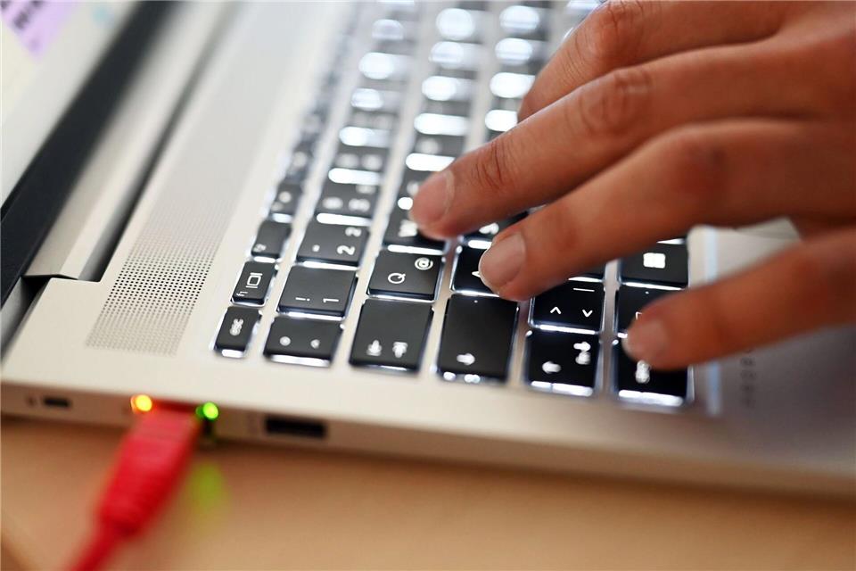 Entscheider in der deutschen Wirtschaft halten erstmals mehrheitlich Künstliche Intelligenz (KI) für entscheidend, um wettbewerbsfähig zu bleiben. (Symbolbild)Uli Deck/dpa