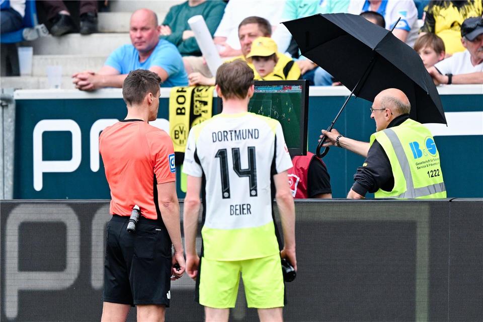 Entscheidungen nach Videobeweis sollen in der neuen Saison möglichst schnell getroffen werden. (Archivbild)Uwe Anspach/dpa