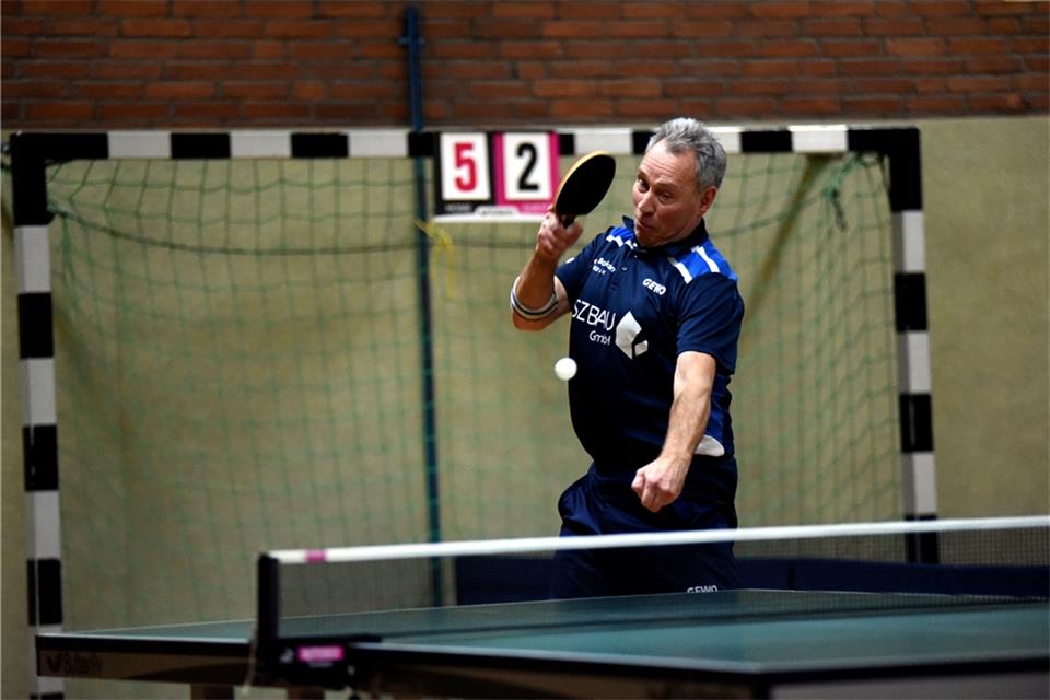 Entschied seine beide Einzel gegen die Gemener Daniel Räckers und Frank Heumer für sich: Dirk Lipphardt vom TV Borken.