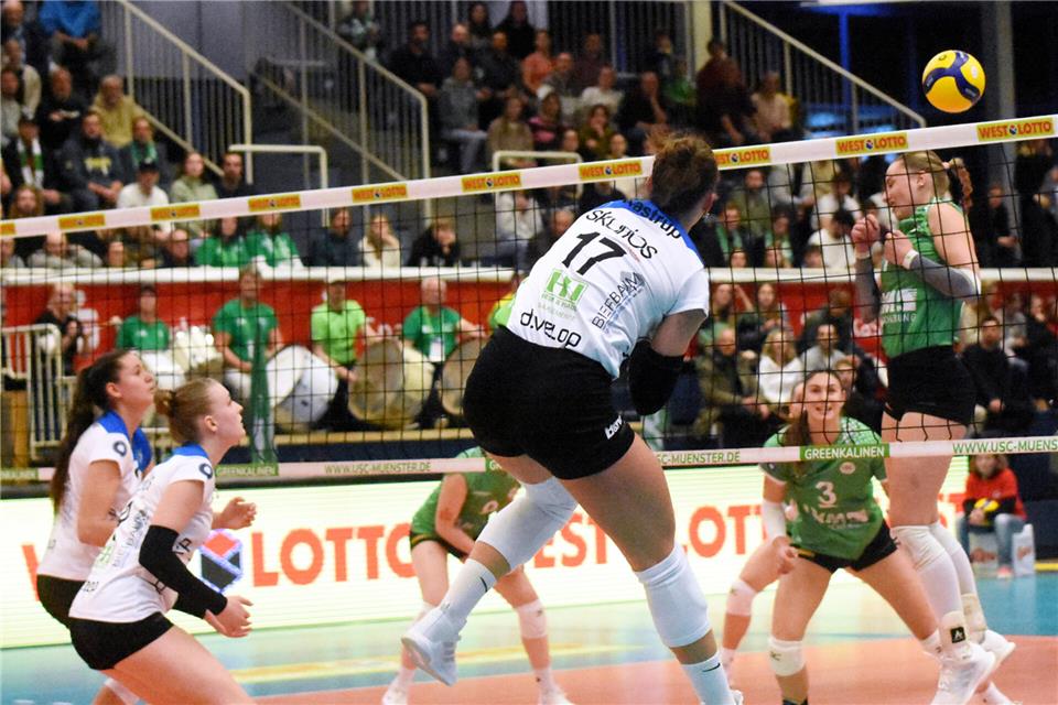 Entschlossen zieht Borkens Liza Kastrup durch, Münsters Elena Kömmling (rechts) hat keine Abwehrchance. Die Ex-Borkenerin Esther Spöler (Mitte) beobachtet die Szene.