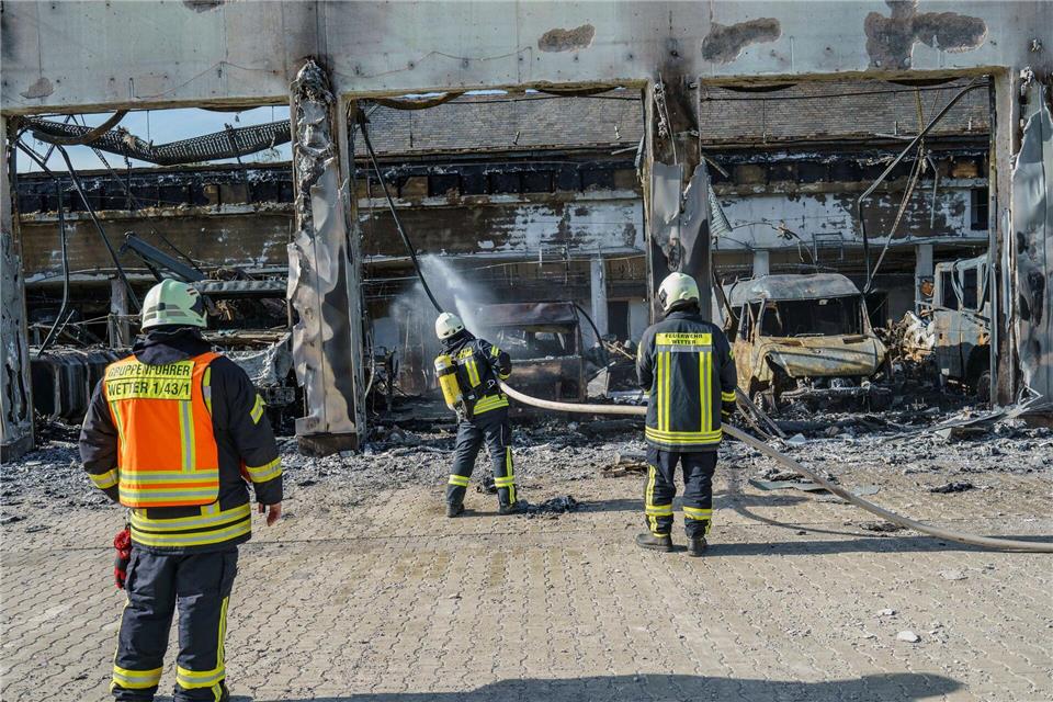 Feuerwache brennt - „Wir mussten unser Zuhause löschen“ Entsetzt blicken die Feuerwehrleute auf die zerstörte Halle und löschen verbliebende Brandstellen.Andreas Arnold/dpa