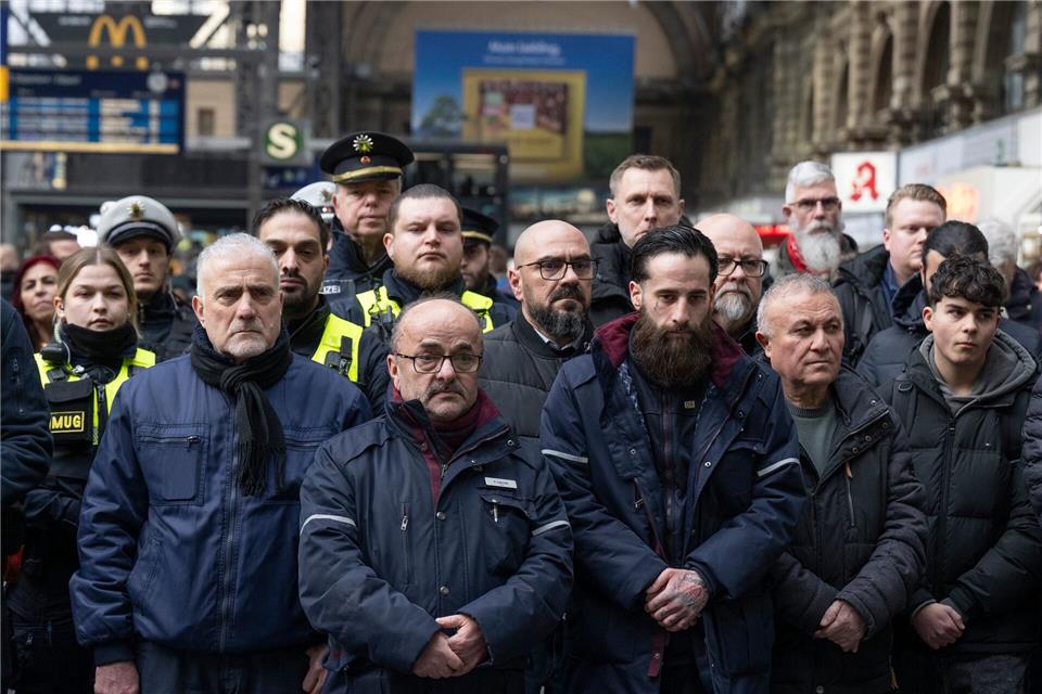 Entsetzt sind Kollegen, Polizisten und Reisende vom Tod eines Zugbegleiters nach einem Angriff.Boris Roessler/dpa