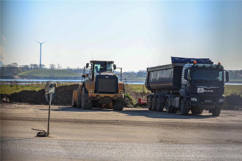 Entsorgung von belastetem Material an einer Kiesgrube. Illegal abgekippte Giftböden wurden auch in Selfkant entdeckt.Christoph Reichwein/dpa