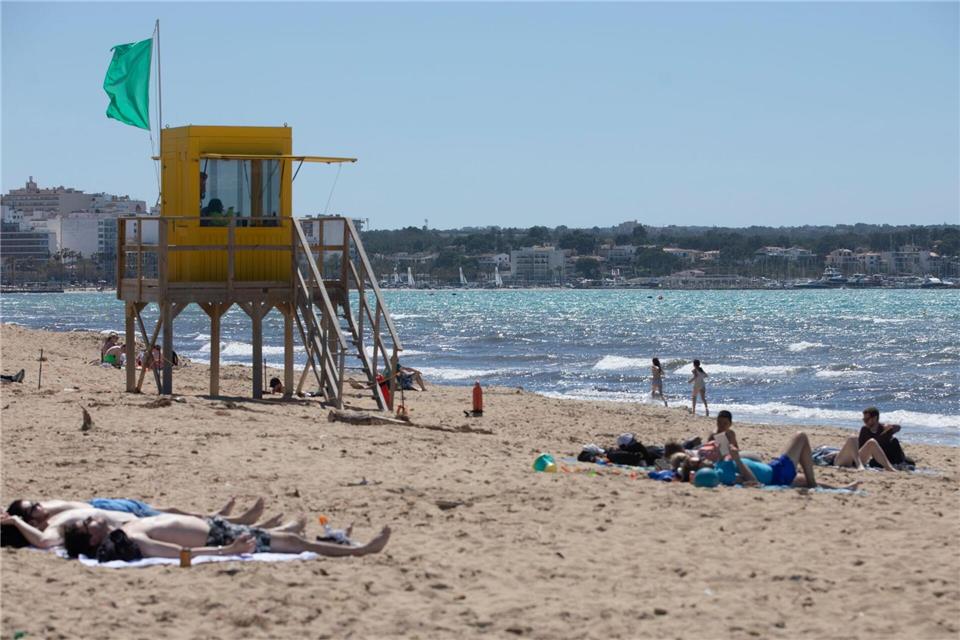 Entspannen am Strand Playa de Palma auf Mallorca. (Archivbild)Clara Margais/dpa