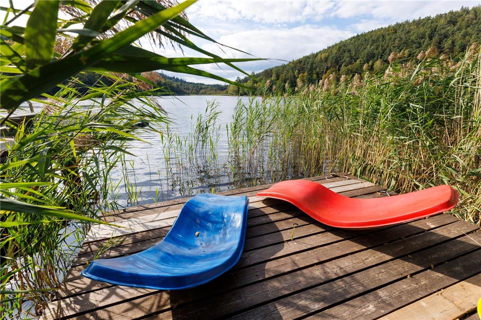Entspannen und schwimmen mitten in der Natur - das lässt sich an Badeseen und in Naturschwimmbädern. (Symbolbild)View/Reiner Voß/dpa