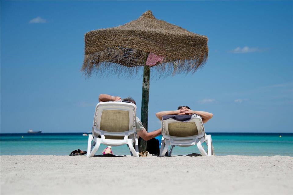Entspannt am Strand: Wer sich vorher kurz mit möglichen Gesundheitsrisiken auseinandersetzt, ist im Urlaub relaxter. Sonnencreme nicht vergessen!picture alliance/dpa