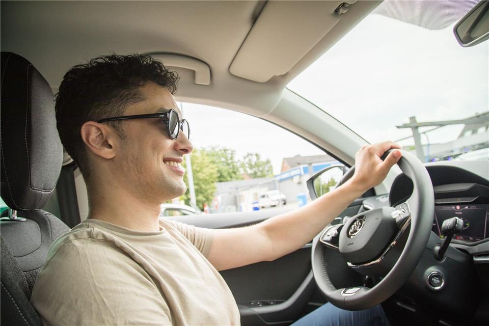 Entspannt fahren - Sprit sparen: Wer weniger beschleunigt und früher vom Gas geht, leert den Tank langsamer.picture alliance / dpa-tmn