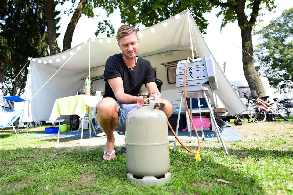 Entspanntes BBQ: Dank verschiedener Sicherheitsfeatures kann man Gasflaschen auch bei sommerlichen Temperaturen problemlos nutzen.Tobias Hase/dpa-tmn