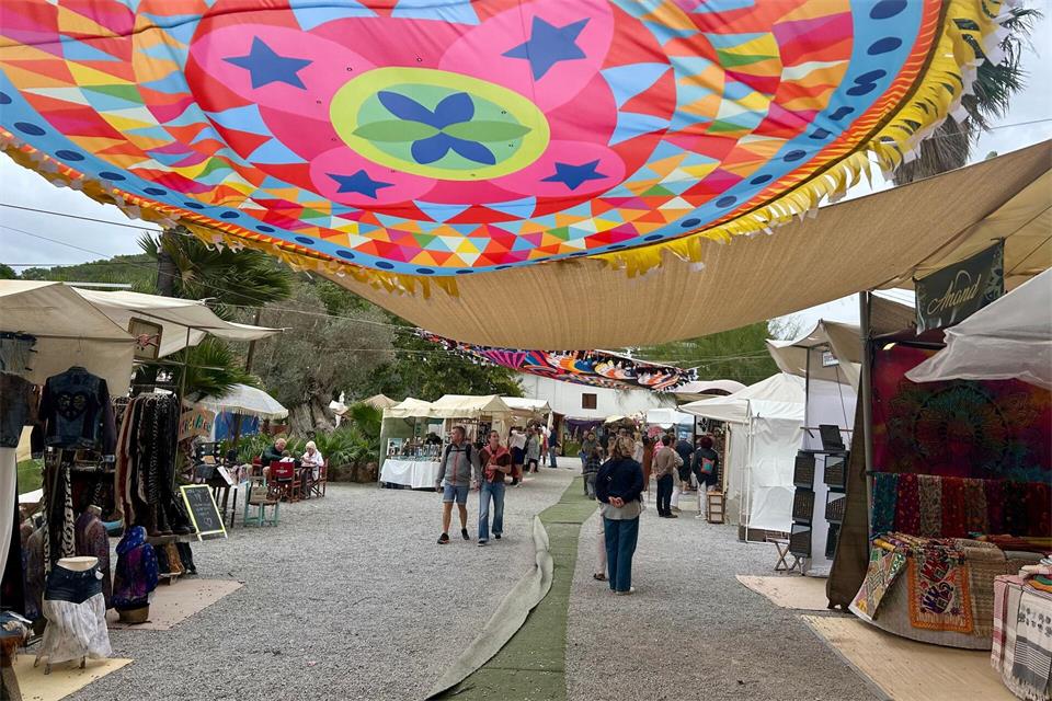 Entspanntes Bummeln? – Das gibt es auf den Hippie-Märkten von Ibiza nur im Herbst und Frühling.Friederike Ostermeyer/dpa-tmn