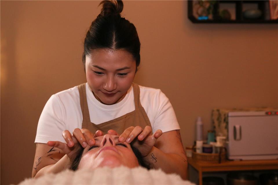 Entspannung und Kopfhaut im Fokus: Anders als beim Friseurbesuch geht es beim Head Spa nicht um Haarschnitt, Farbe, Dauerwelle und Co. Evelyn Steinbach/dpa-tmn