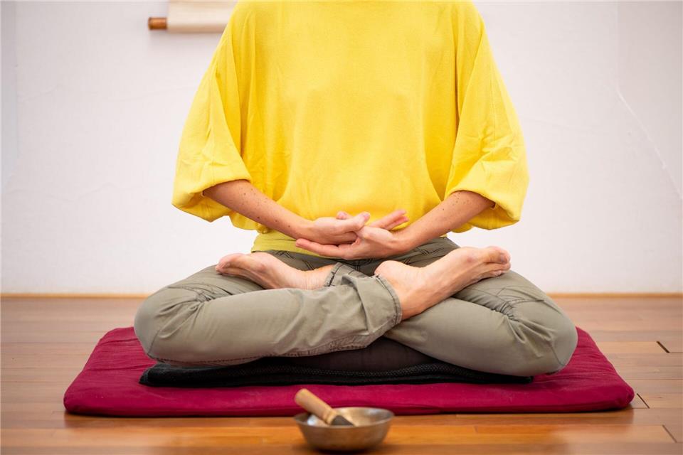 Entspannungstechniken, Yoga und Meditation können es leichter machen, mit HItzewallungen zu leben. picture alliance/dpa/dpa-tmn