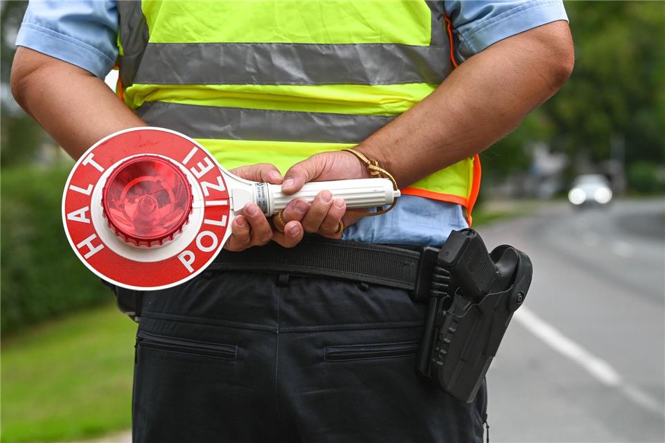 Entsprechende Bußgeldverfahren hat die Polizei eingeleitet. (Symbolbild)Heiko Rebsch/dpa