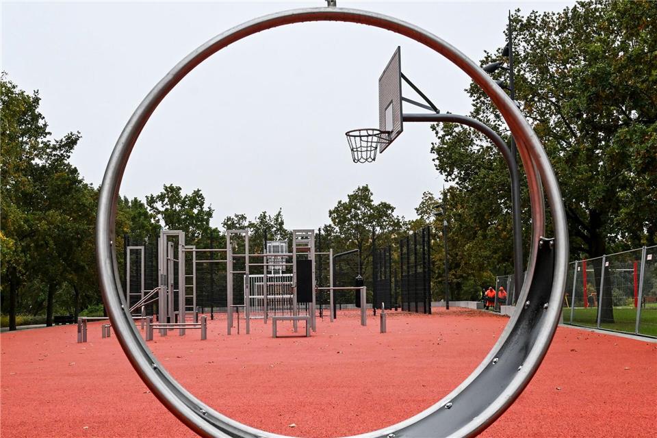 Entstanden ist eine Spiel- und Bewegungslandschaft für alle Generationen.Jens Kalaene/dpa