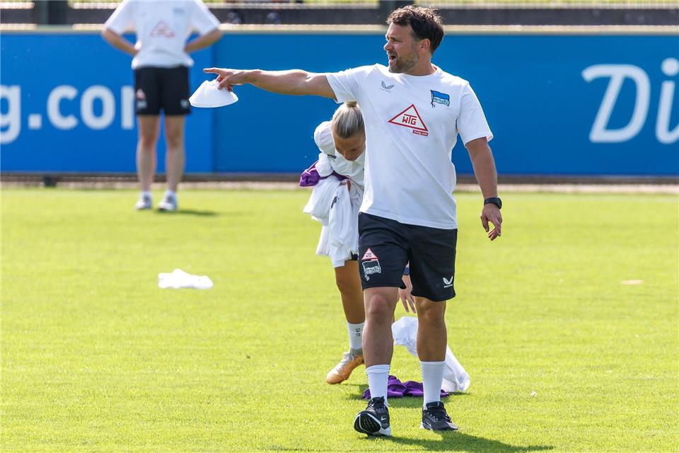 Enttäuschende Zweitliga-Premiere für Trainer Tobias Kurbjuweit: Hertha-Frauen verlieren. (Archivbild)Andreas Gora/dpa