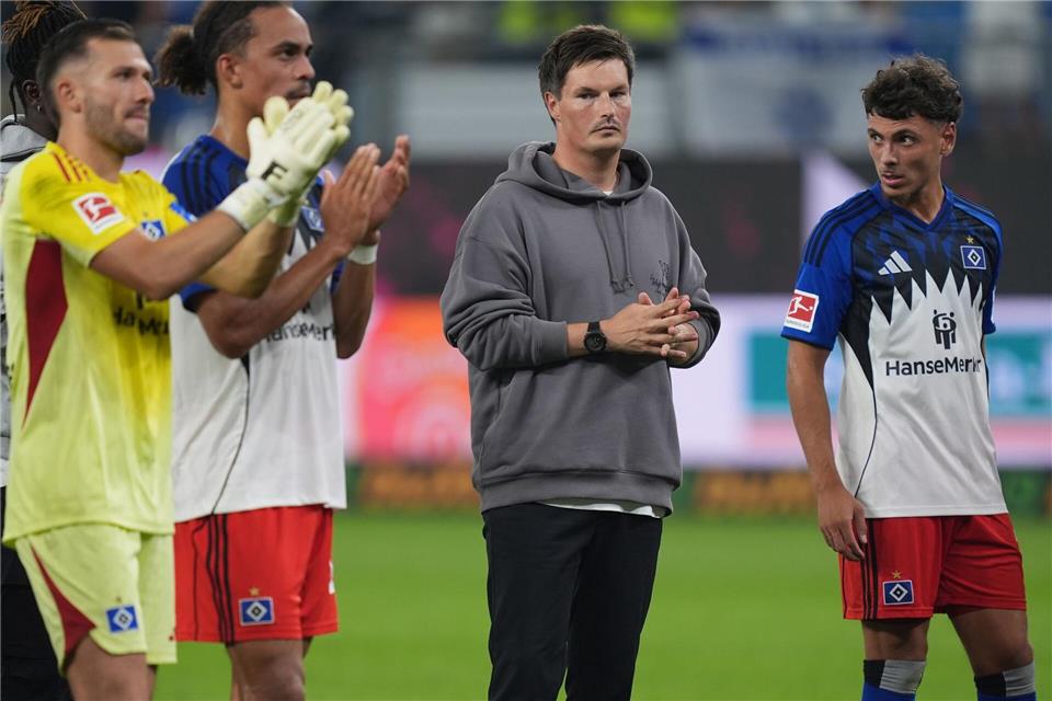 Enttäuscht nach dem 0:2 im Derby: die HSV-Profis und Trainer Merlin Polzin (2.v.r.).Marcus Brandt/dpa