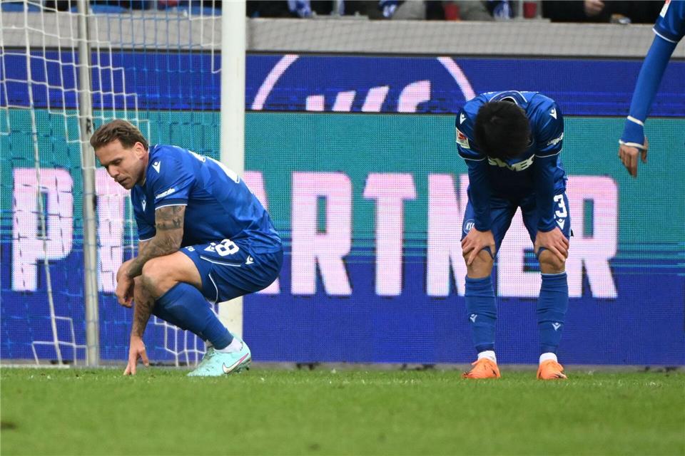 Enttäuscht sinkt Marcel Franke (l) in die Knie - der Verteidiger verschuldete das erste Gegentor. Uli Deck/dpa