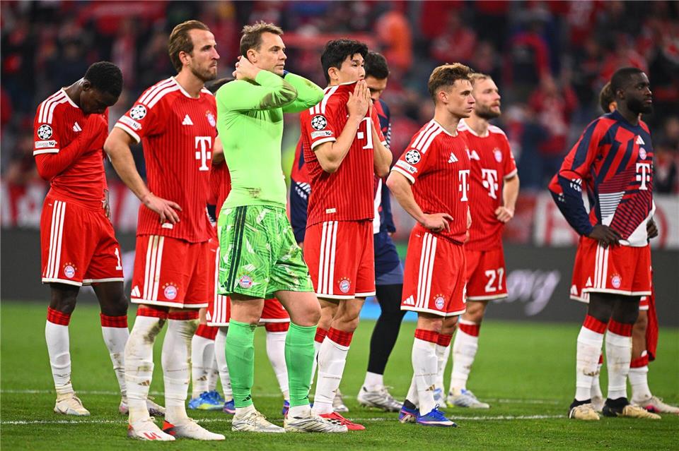 Enttäuschte Bayern-Profis nach dem verpassten Finale. Tom Weller/dpa