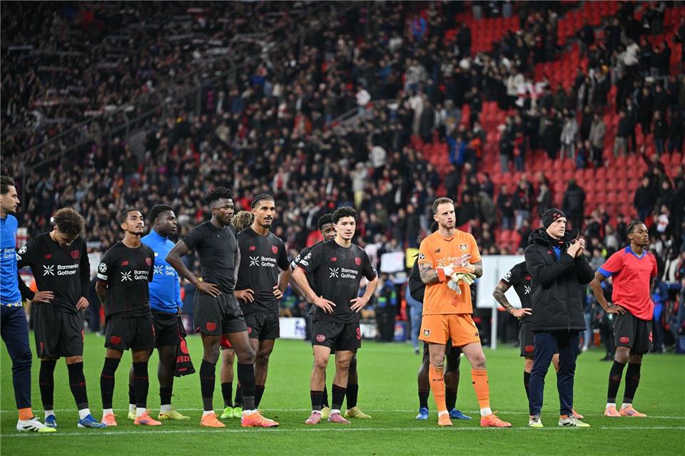 „Wirklich wütend“: Leverkusens herber Einbruch im Umbruch Enttäuschte Gesichter nach der 2:7-Niederlage in der Champions League. Bernd Thissen/dpa