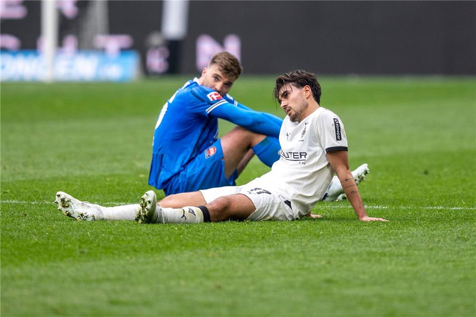Enttäuschte Gesichter nach einem 2:2 im Borussia-Park.David Inderlied/dpa