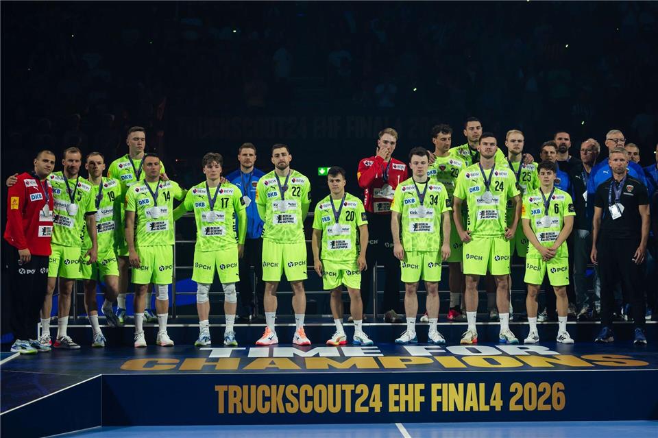 Enttäuschte Handballer der Füchse Berlin nach der zweiten Silbermedaille in der Champions League in Folge. Marius Becker/dpa