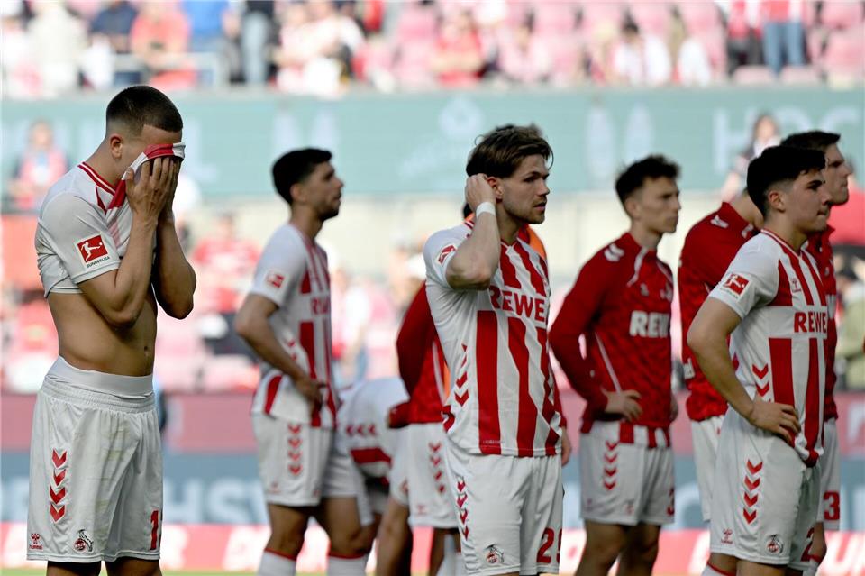 Enttäuschte Kölner nach der 1:2-Niederlage gegen Bayer Leverkusen. Federico Gambarini/dpa