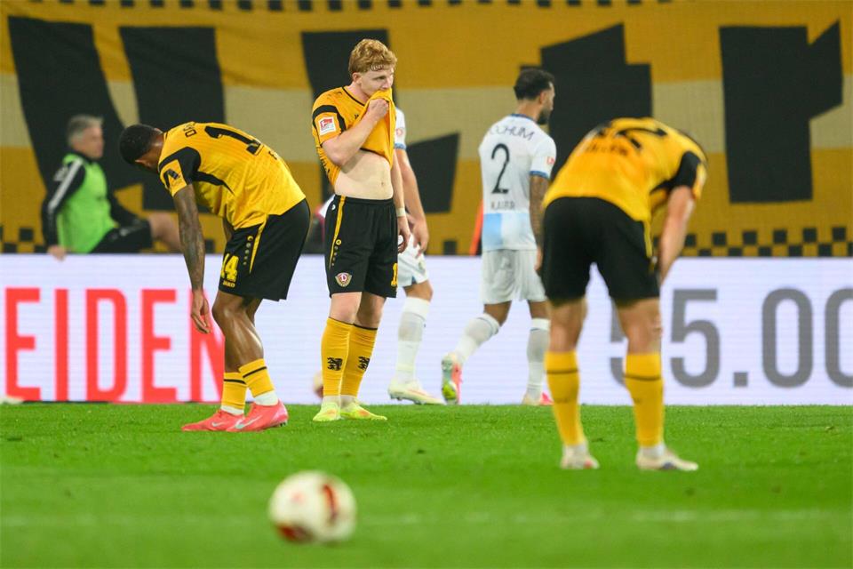 Enttäuschung: Das Dynamo-Team drückte auf den Ausgleich, kam aber nicht mehr zu einem Treffer.Robert Michael/dpa