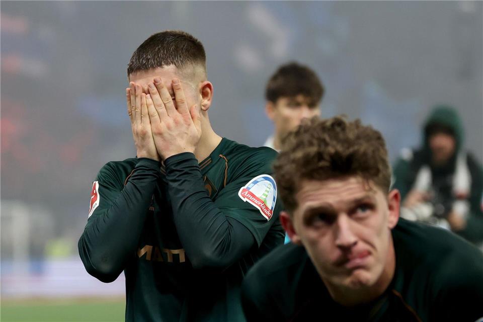 Enttäuschung: Romano Schmid und Jens Stage (r) von Werder Bremen nach der Derby-Niederlage beim Hamburger SV.Christian Charisius/dpa