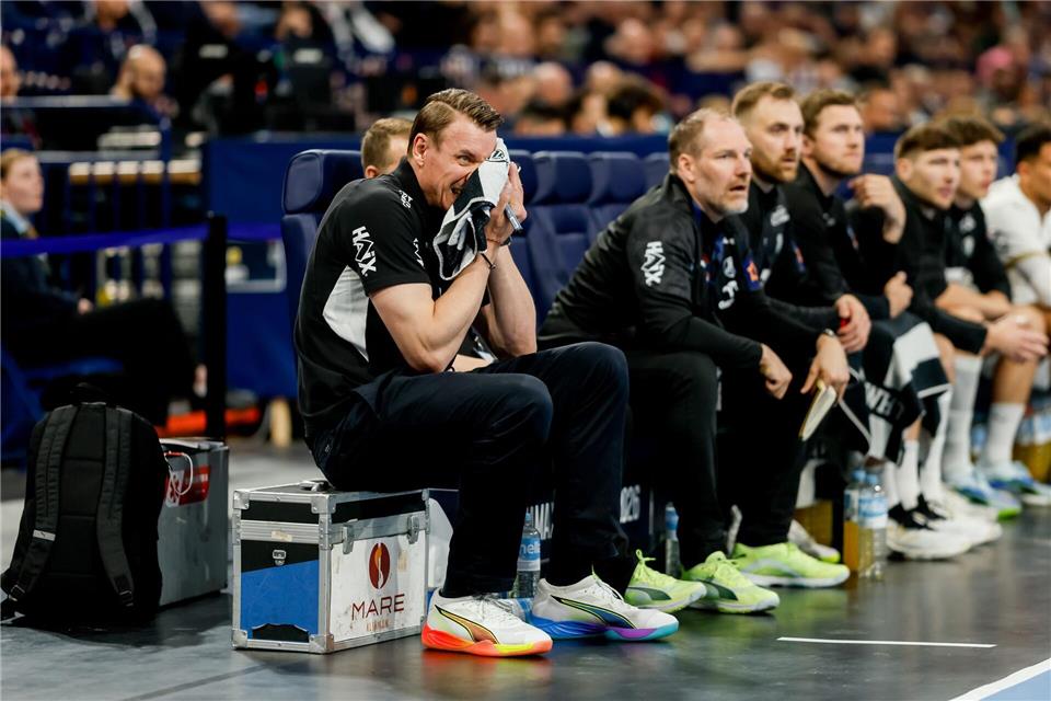 Enttäuschung bei Kiels Trainer Filip Jicha (li).Philipp Szyza/dpa