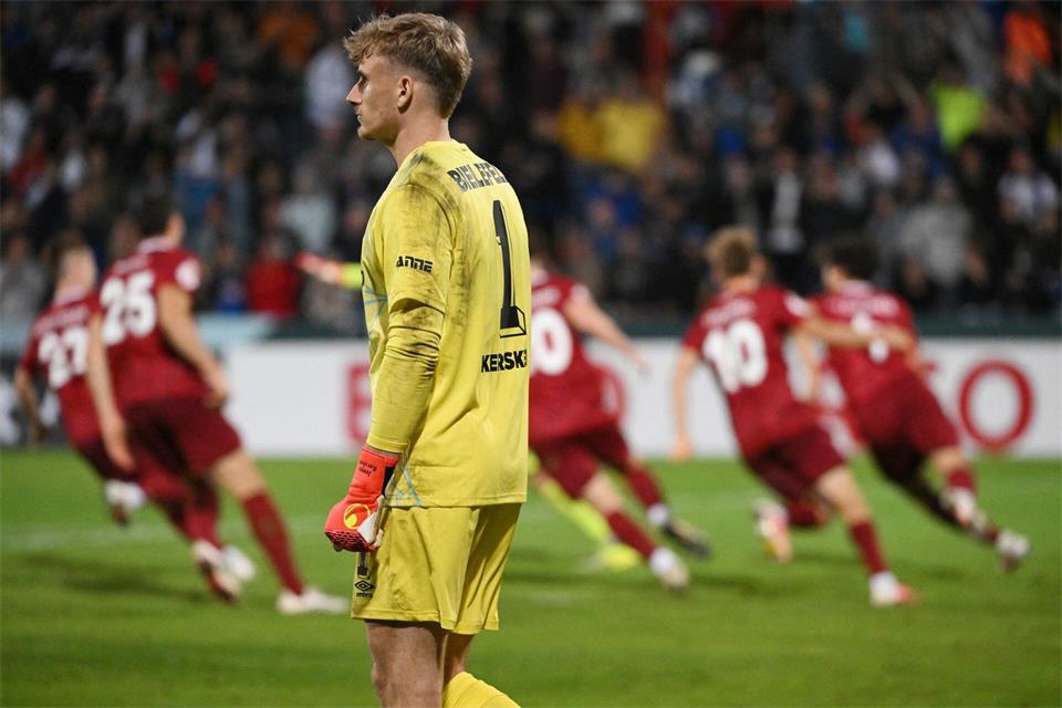 Enttäuschung bei Torhüter Jonas Kersken, während die Spieler von Großaspach über ihren Coup jubeln.Marijan Murat/dpa