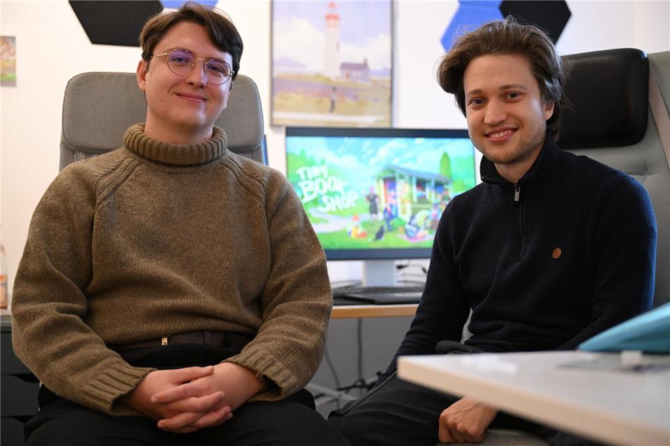Entwickler David Zapfe-Wilde (links) hat 2021 mit seinem Studienkollegen Raven Rusch (29) das Independent-Studio Neoludic gegründet.Wolf von Dewitz/dpa