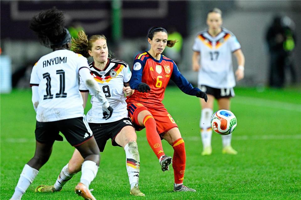 Entzaubert: Spaniens Weltfußballerin Aitana Bonmatí (in Rot).Uwe Anspach/dpa