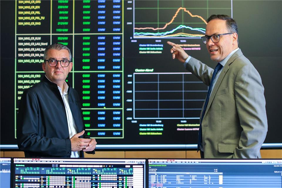EnviaM-Vorstandschef Stephan Lowis (l) erläutert Sachsens Wirtschaftsminister Dirk Panter die Abläufe in der Netzleitstelle.Jan Woitas/dpa