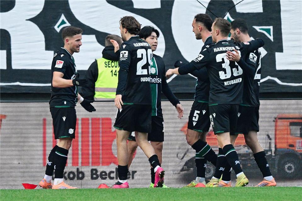 Enzo Leopold (l.) jubelte über sein Tor auf dem Betzenberg.Uwe Anspach/dpa