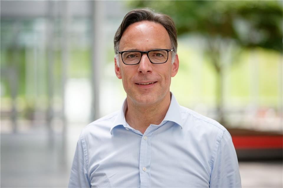 Eon Finanzvorstand Marc Spieker steht nach einem Interview in der Eingangshalle des Hauptgebäudes.