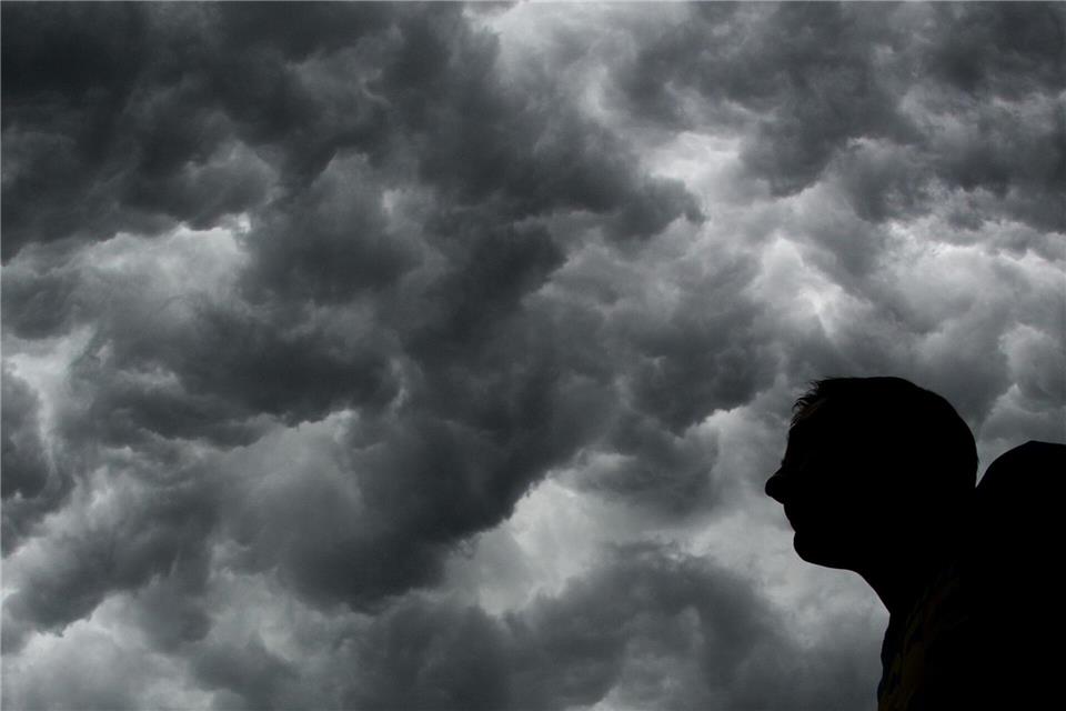 Epileptische Anfälle kommen oft unvermittelt. Was kann man tun, um sie zu verhindern, und wie reagiert man richtig als Beobachter?picture alliance/dpa