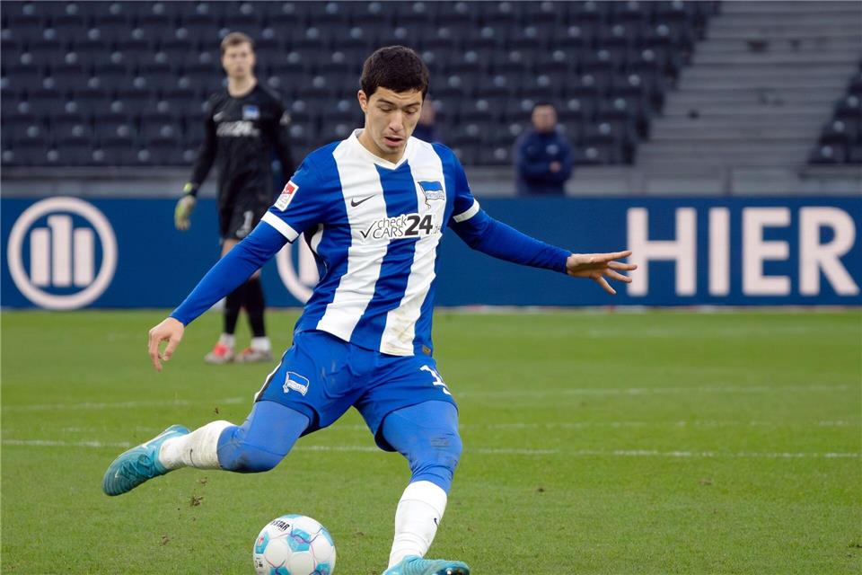 Er erklärt, warum er sich für eine Zukunft in der algerischen Nationalmannschaft entschieden hat.Soeren Stache/dpa