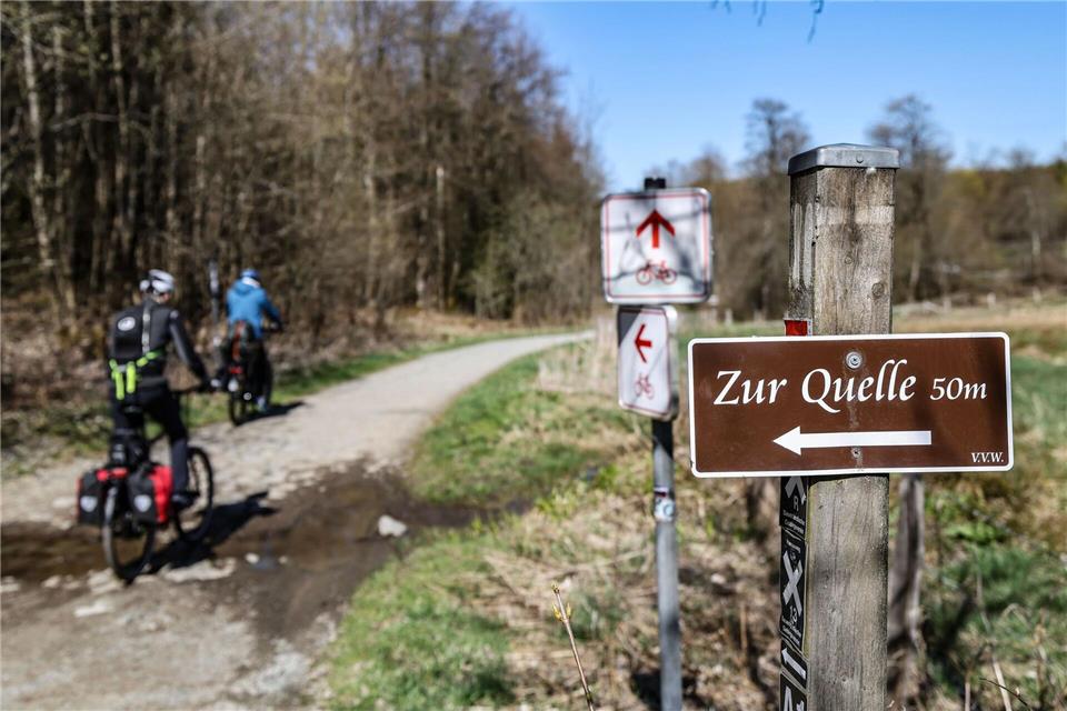 Er erste Abschnitt des Ruhrtalradwegs führt im Sauerland auch über steinige und hügelige Wirtschaftswege.Oliver Berg/dpa