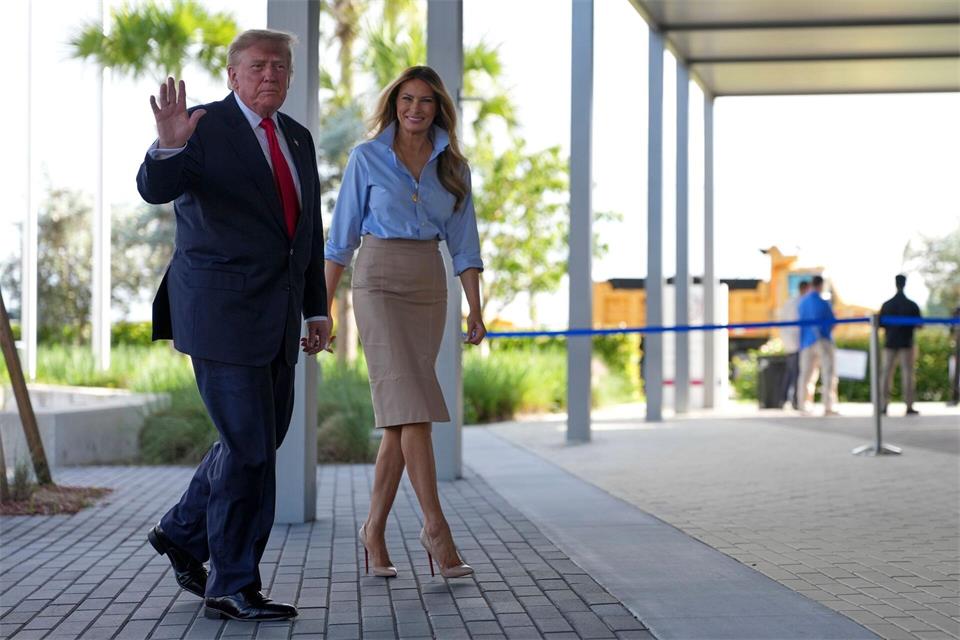 Er gab seine Stimme in Florida ab.Mark Schiefelbein/AP/dpa