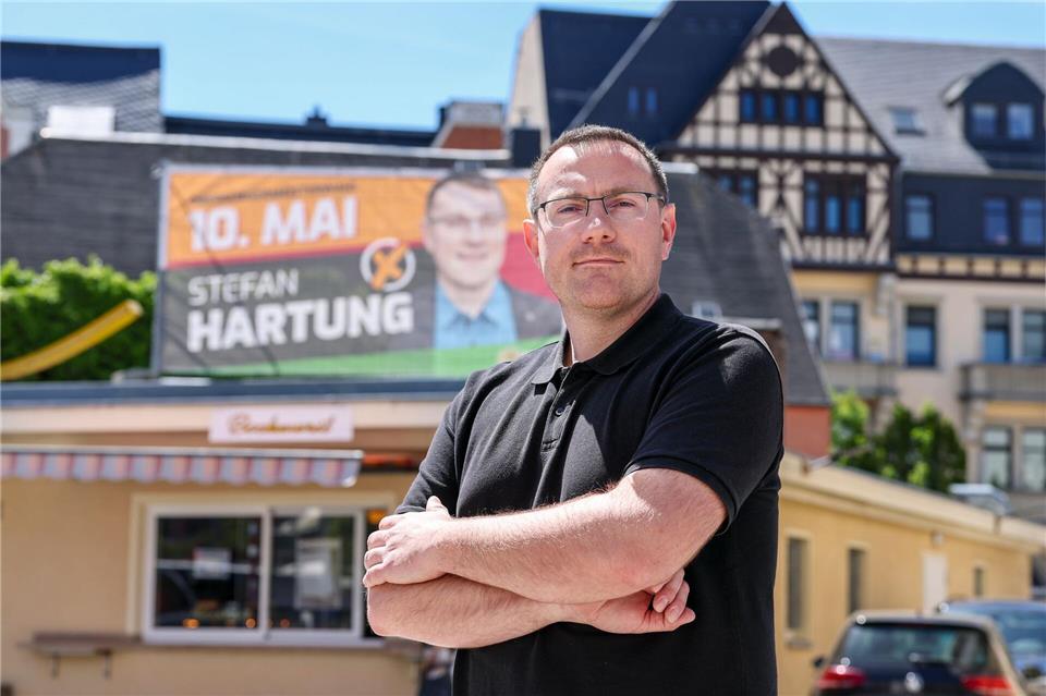 Er greift nach dem Chefsessel im Rathaus von Aue-Bad Schlema: Stefan Hartung von den rechtsextremen „Freien Sachsen“. (Archivbild)Jan Woitas/dpa