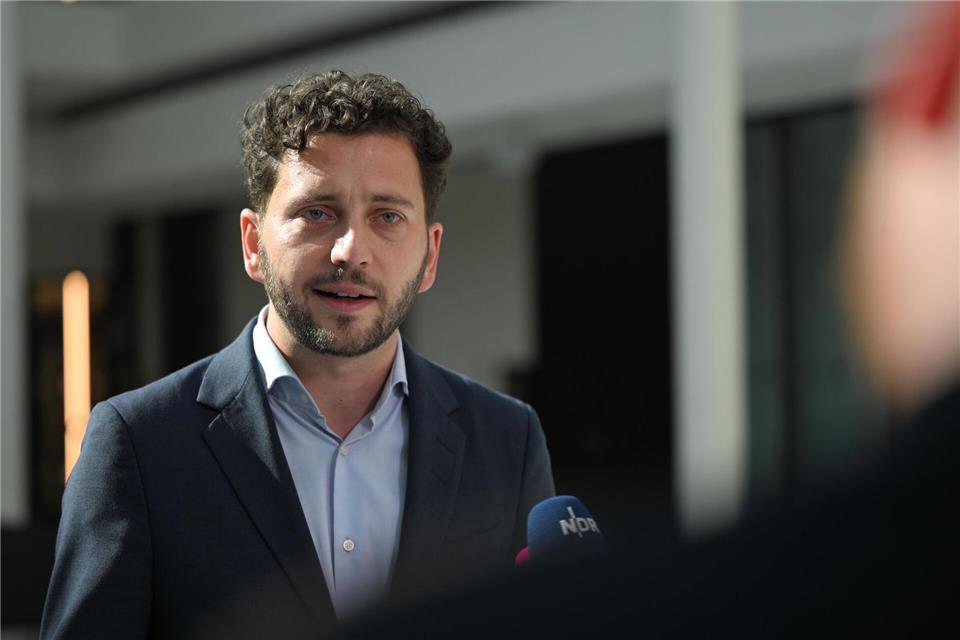 Er hat Kritik für die Bundesregierung und Lob für Niedersachsens Grüne im Gepäck: Parteichef Banaszak.Shireen Broszies/dpa