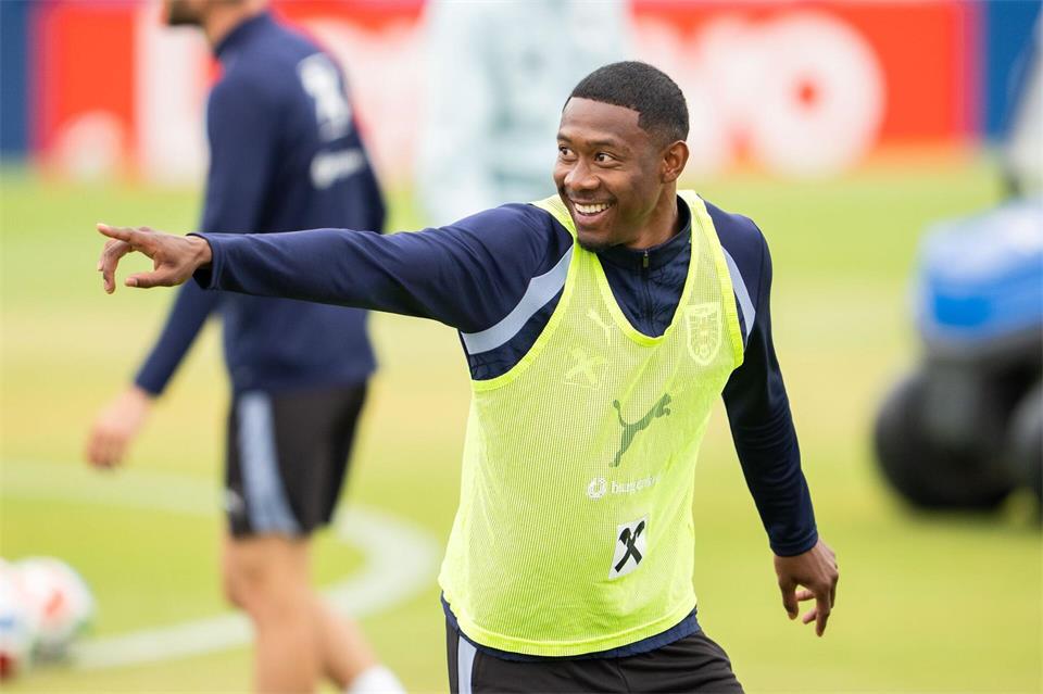 Er hat gut lachen: Alaba hat einen neuen Verein gefunden - in Italien. (Archivbild)Georg Hochmuth/APA/dpa