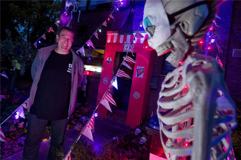 Er hat gut lachen: Dieses Jahr ist das Motto in Sven Wagners Halloween-Haus „Freak Circus“.Henning Kaiser/dpa