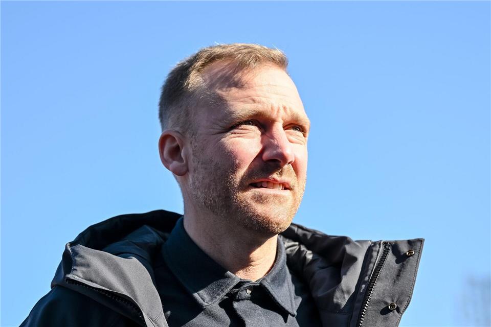 Er hat in Portugal einen Neuen für den FC Augsburg gefunden: Sportchef Benni Weber.Harry Langer/dpa