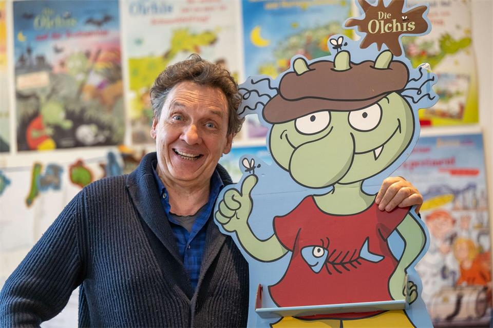 Er hat’s erfunden: Der Kinderbuchautor Erhard Dietl hat sich die stinkigen, grünen Olchis ausgedacht. Es gibt sie seit 1990. (Archivbild)Peter Kneffel/dpa