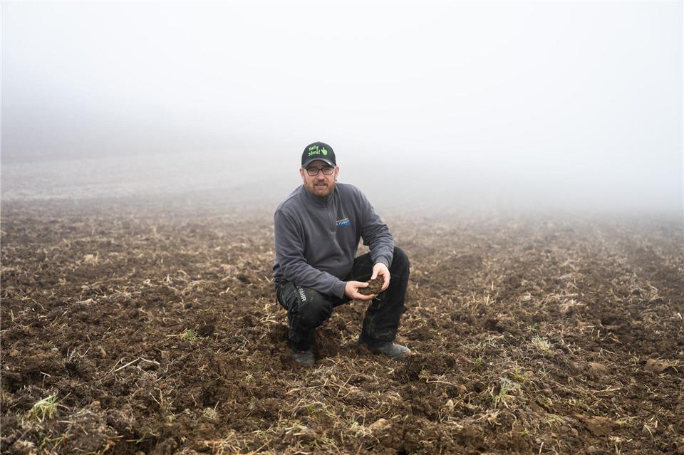 Er hatte früher ein Burnout - heute berät er Landwirte in Not. Silas Stein/dpa