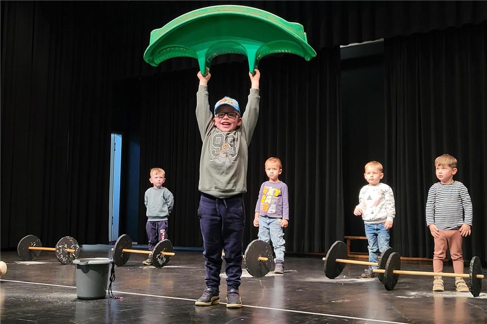 Er ist der stärkste Junge in der Kita und sogar stärker als die Erzieherinnen: Die Kinder der Awo-Kita zeigen besondere artistische Fähigkeiten im Reken-Forum.