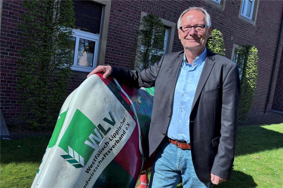 Er sagt dem Westfälischen Landwirtschaftsverband und auch der bunten Kuh vor der Geschäftsstelle am Butenwall Tschüss: Jörg Sümpelmann verabschiedet sich nach 33 Jahren als Geschäftsführer in den Ruhestand.