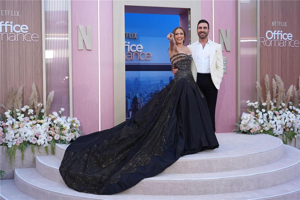 Er schrieb ihre Rolle: Brett Goldstein und Jennifer Lopez bei der Premiere zum Netflix-Film „Office Romance“ in Los Angeles. Chris Pizzello/Invision/AP/dpa