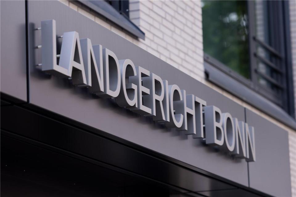 Er soll seine Freundin eingesperrt, misshandelt und die oberen Teile beider Ohrmuscheln abgebissen und heruntergeschluckt haben: Vor dem Bonner Landgericht muss sich ein 40-jähriger Mann verantworten. (Symbolbild)Rolf Vennenbernd/dpa