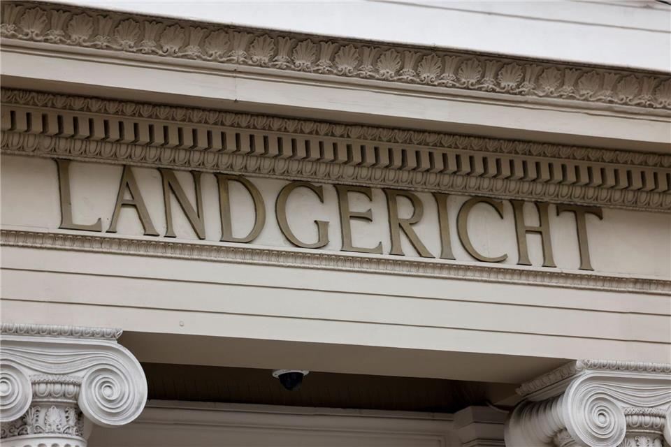Er soll seine Freundin eingesperrt, misshandelt und die oberen Teile beider Ohrmuscheln abgebissen und heruntergeschluckt haben: Vor dem Bonner Landgericht muss sich ein 40-jähriger Mann verantworten. (Symbolbild)Thomas Banneyer/dpa